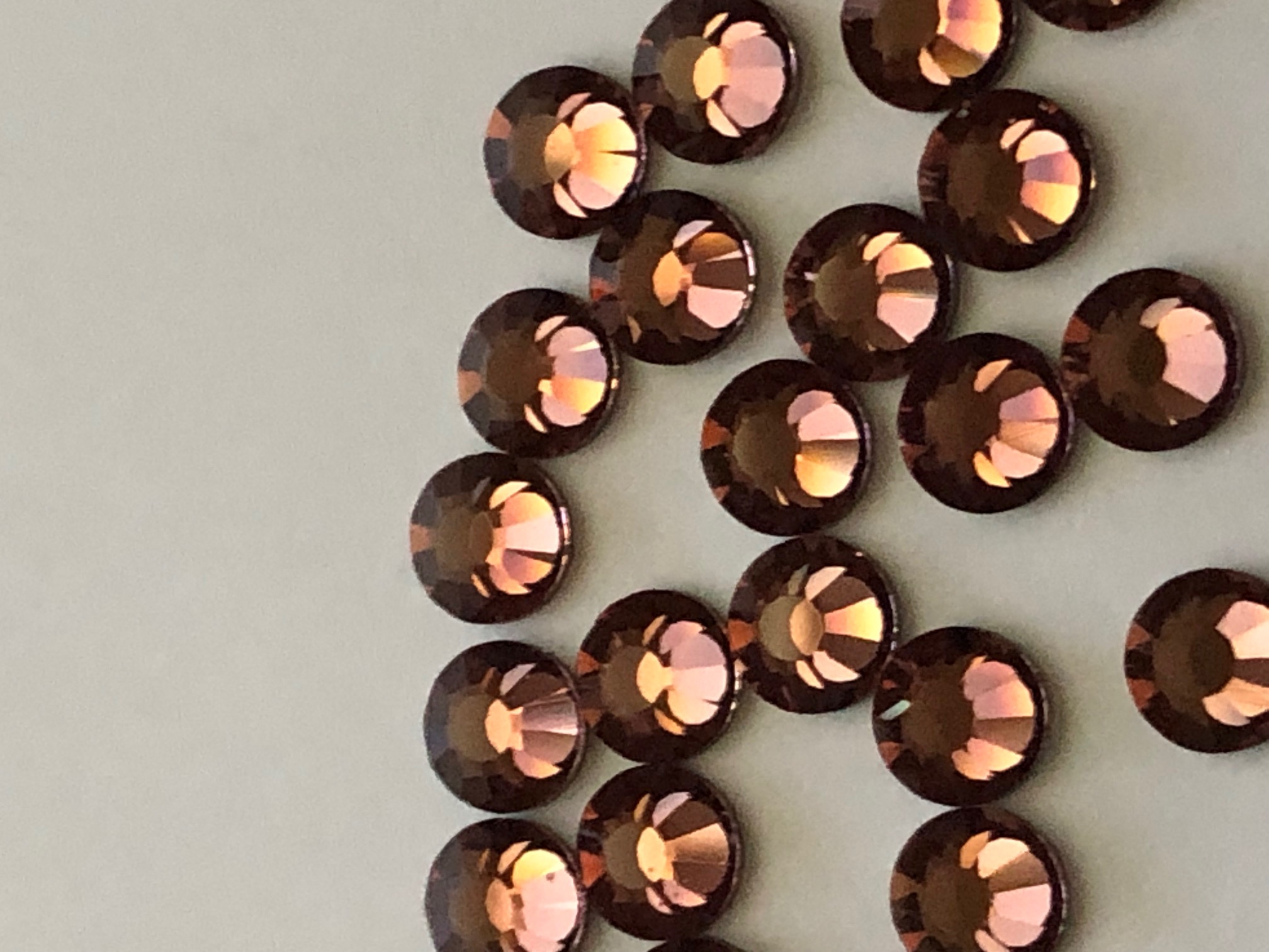 36 pieces 30ss LT BURGUNDY Preciosa Maxima HOTFIX  Rhinestones